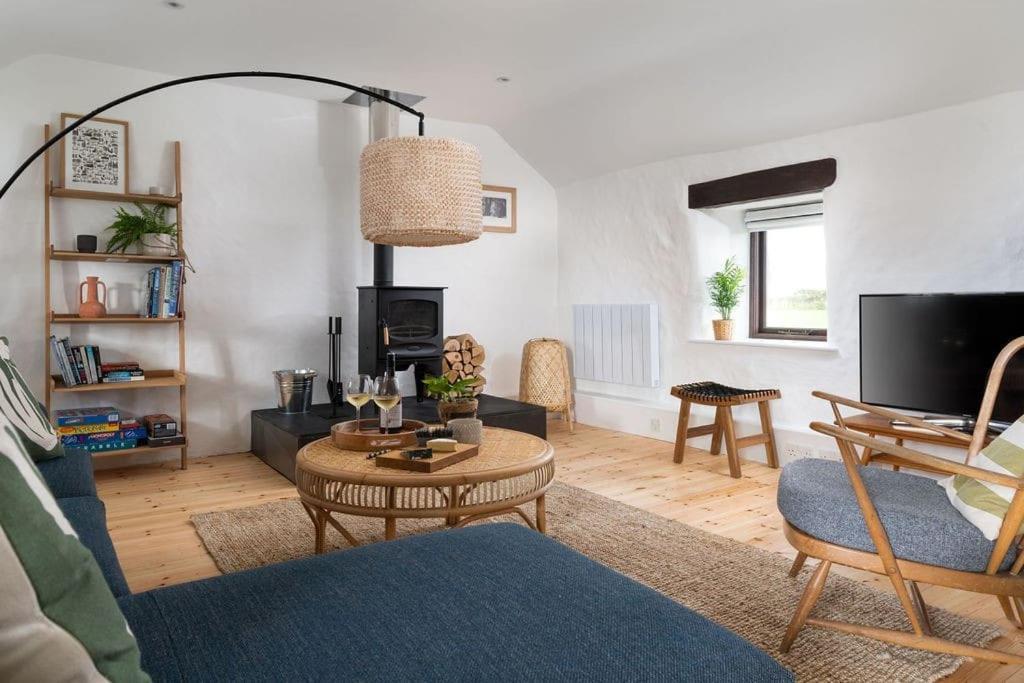 Porthcurno Barns, The Cart Lodge - Cosy Cottage, Walk To Porthcurno Beach, Pedn Vouder & Minack Theatre Hikkaduwa Dış mekan fotoğraf